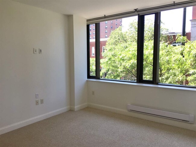 Building Photo - 875 Elm St