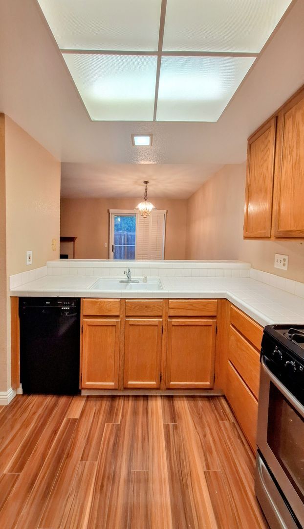 Building Photo - Large 2-story 2 Bedroom Townhouse w/Garage...