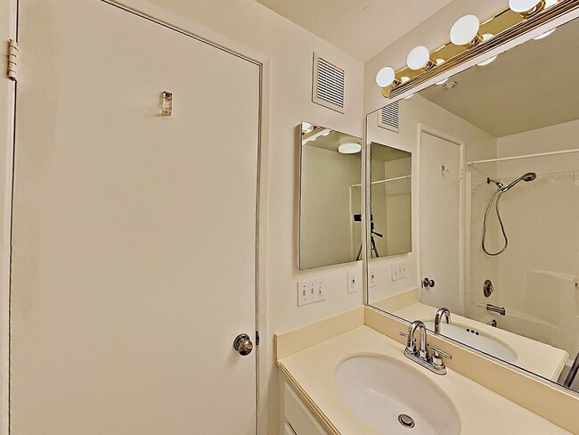 Building Photo - Spacious 2-Bedroom, 2-Bathroom Condo for Rent – Scripps Highlands