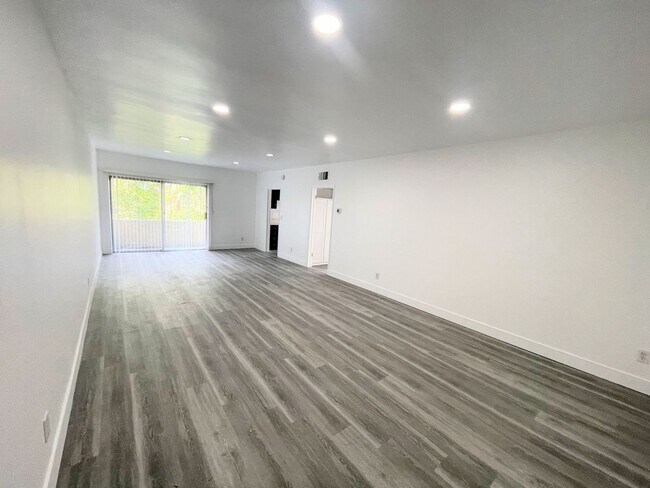Building Photo - 1bd/1ba, Gorgeous, private unit with balcony, with parking in Sherman Oaks!