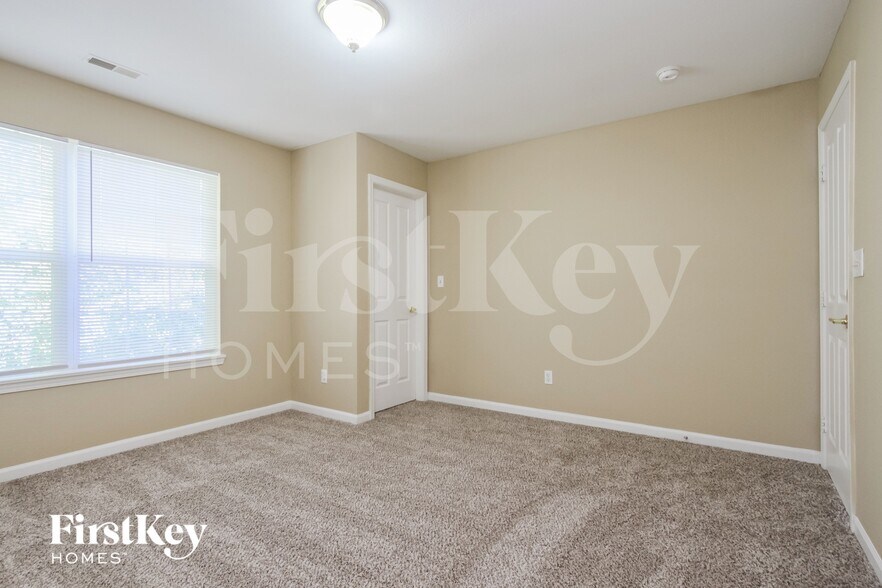 Building Photo - 728 Sweet Creek Dr