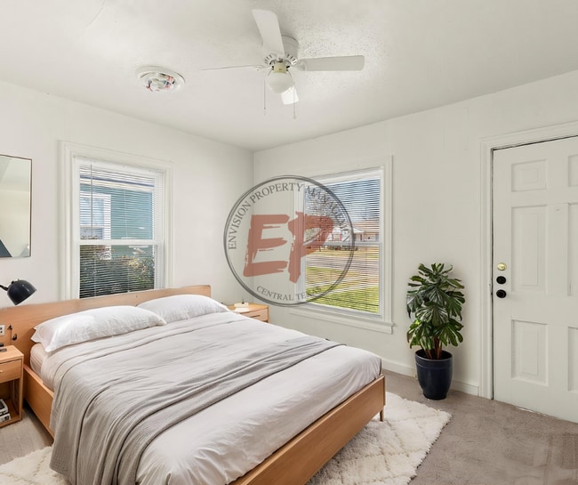 Building Photo - 2712 Lyle Ave