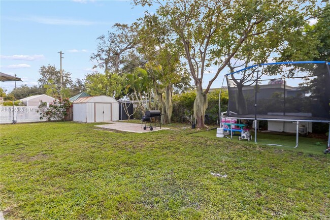 Building Photo - 4200 SW 38th St