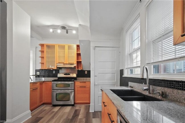 Building Photo - Classic 3 bedroom Home in the heart of Colonial Place