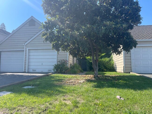 Building Photo - 2br/2ba condo with attached garage