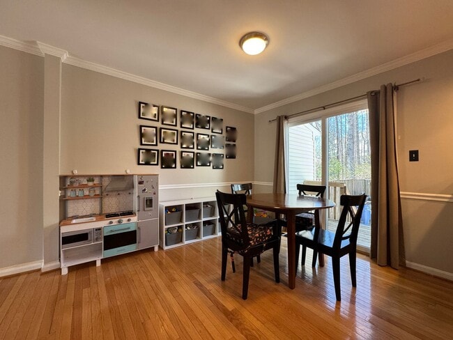 Building Photo - Gorgeous 3 Bed 2/2 Bath Interior Townhome In Little Rocky Run