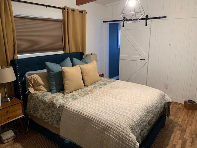 Building Photo - 3 Bed 2 Bath Single level FULLY FURNISHED