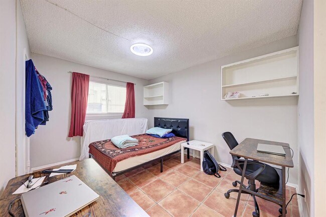 Building Photo - 803 W 28th St