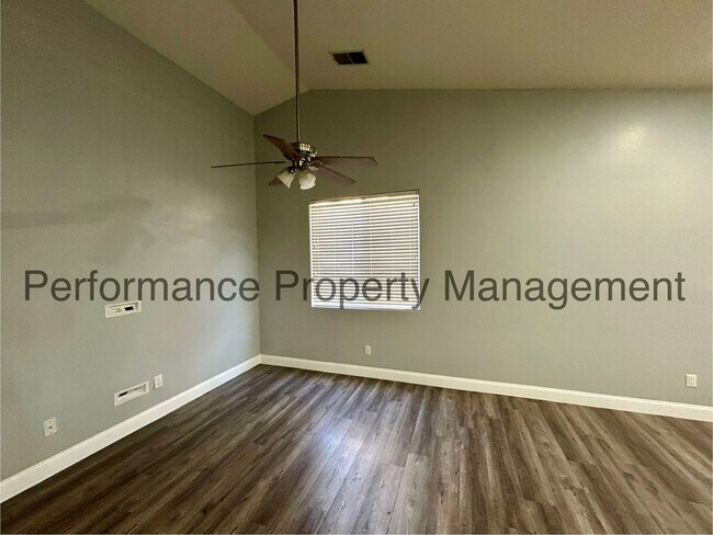 Building Photo - Stunning 4 Bed/2 Bath in SW Bakersfield w/...