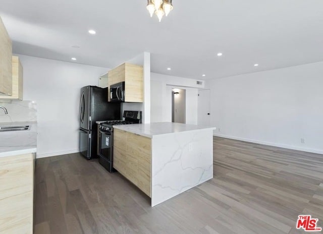 Building Photo - 560 Kings Rd