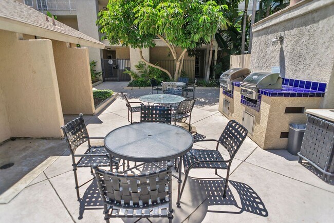 Building Photo - Great 2/1 condo close to SDSU and Colina D...