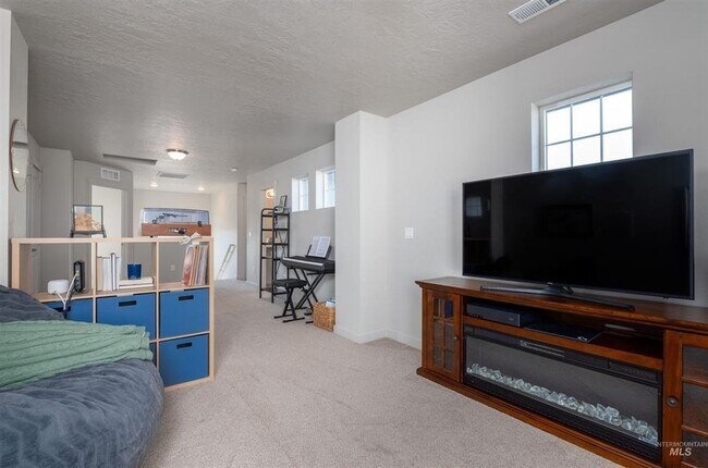Building Photo - Spacious Modern Home w/Open Floor-Plan