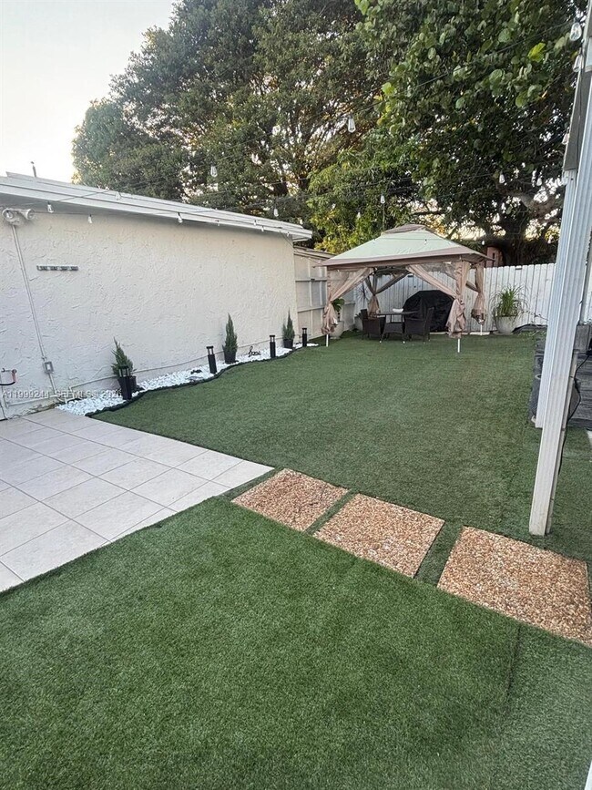 Building Photo - 434 Tamiami Blvd