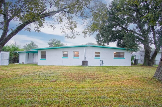 Building Photo - Well-Maintained 3BR/2BA Home with Fenced Y...