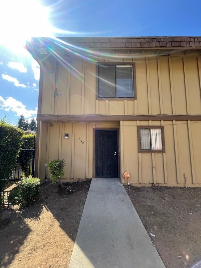 Building Photo - 1221 N Peach Ave