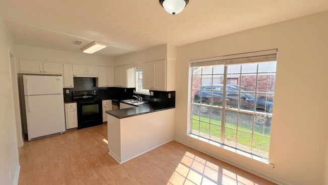 Building Photo - Lovely 3-Bedroom