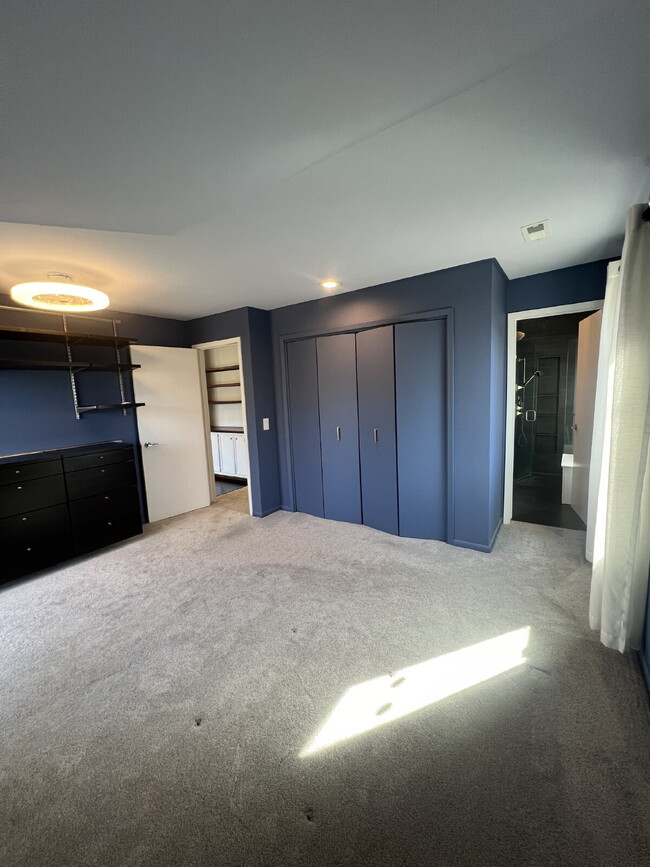 Building Photo - 2 Bedroom / 2 Bath Condo with 1,200 Square...