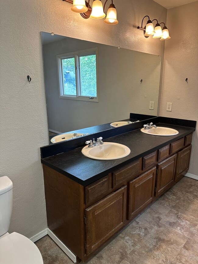 Building Photo - Kempton Hills 3 Bedroom/2.75 Bath Home with Sauna!