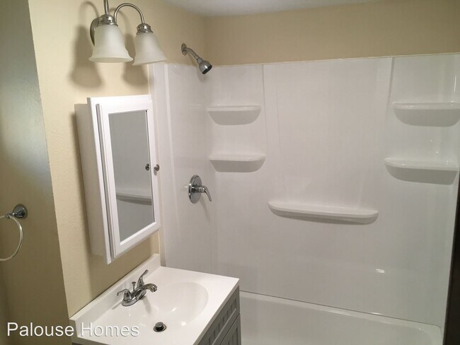 Building Photo - 916 W Augusta Ave