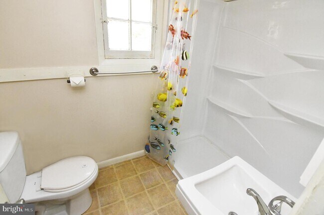 Building Photo - 122 E Monmouth St