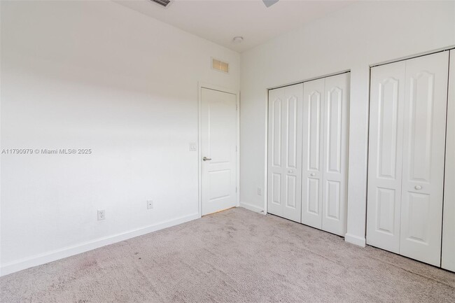 Building Photo - 9596 Town Parc Cir S