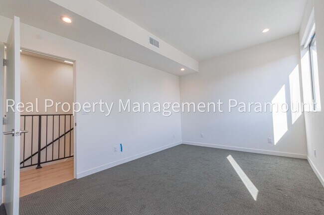Building Photo - 1542 N Hoover St