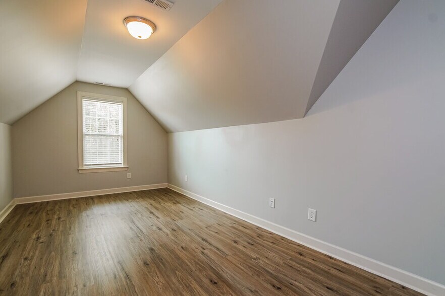 Building Photo - 169 N Farm Dr