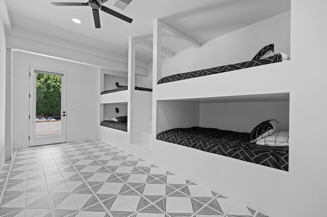 Building Photo - 41750 Hermitage Dr