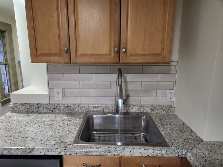 Building Photo - 4 Lawn Ave