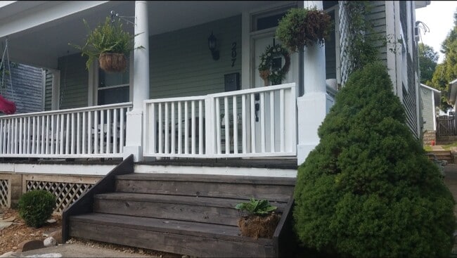 Building Photo - 207 E Burgess St