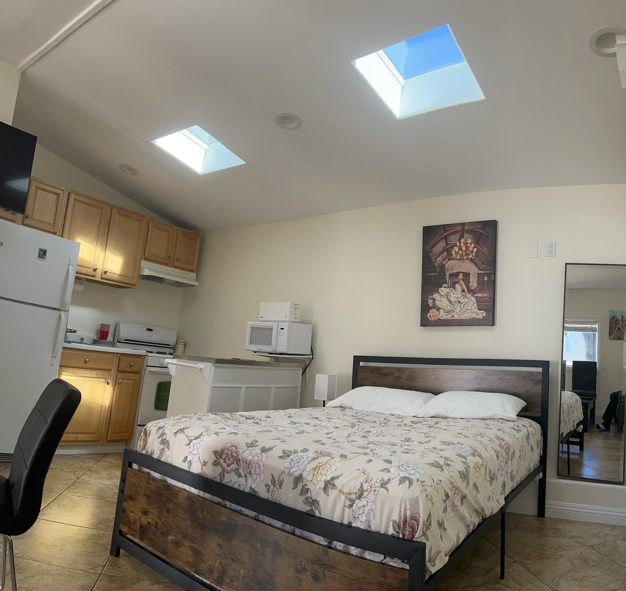 Building Photo - 741 W Dryden St