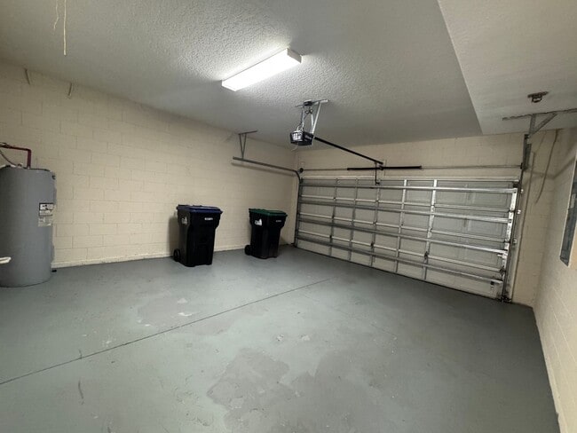 Building Photo - Spacious house with 6 bedrooms and 4.5 bathrooms to call home