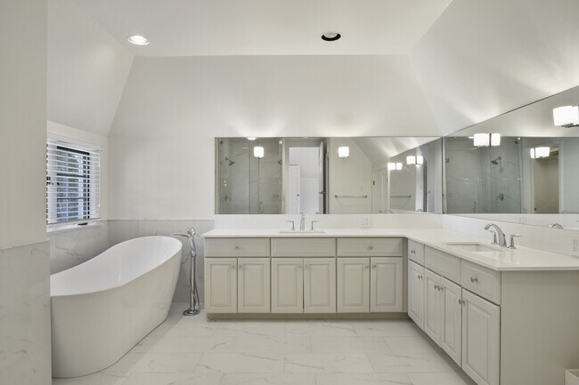 Building Photo - 430 Orienta Ave