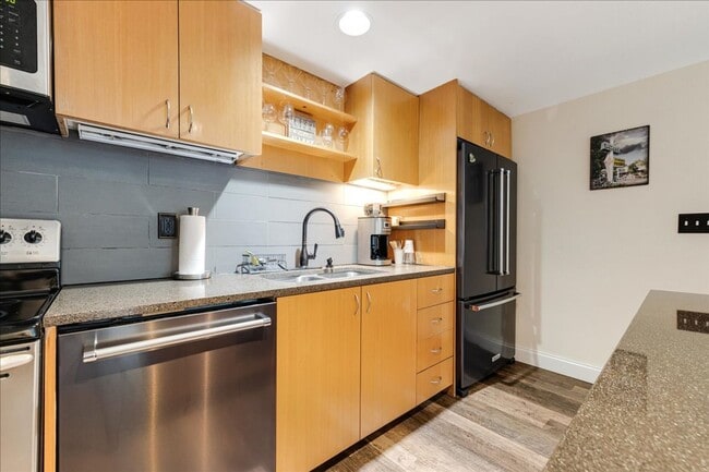 Building Photo - Furnished three bedroom condo on the lake available 2/1/26 - short term rental