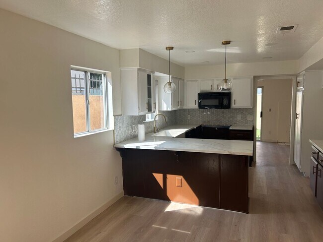 Building Photo - NEWLY REMODELED 3 BEDROOM 3 BATH