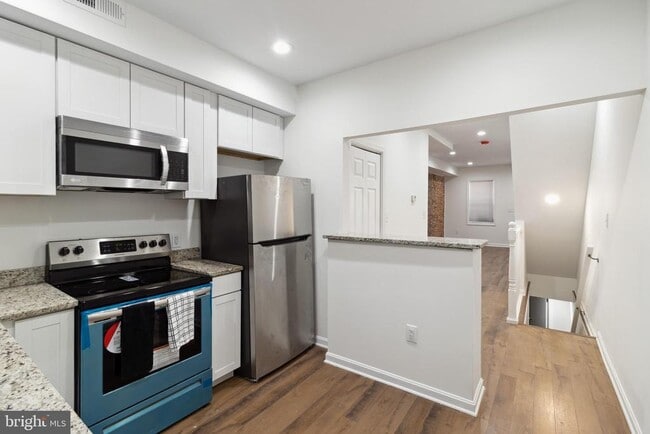 Building Photo - 912 N Milton Ave