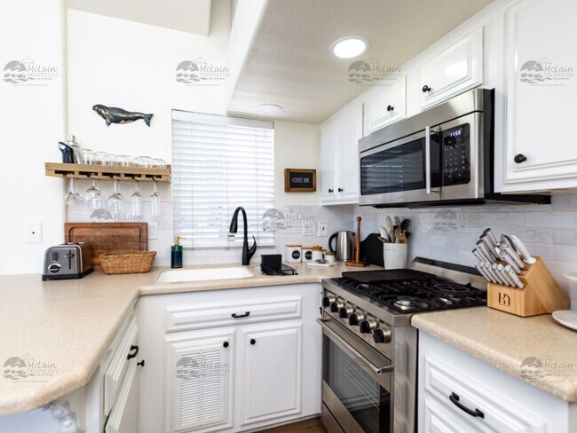 Building Photo - Steps to the sand in Encinitas, your two b...