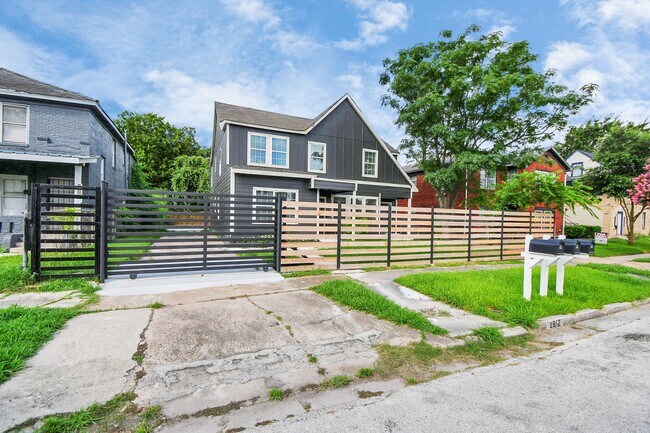 Building Photo - 2812 Truxillo St