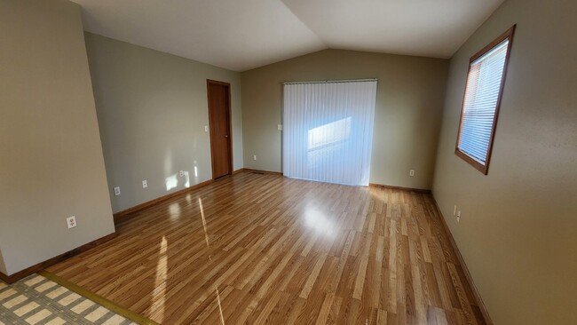 Building Photo - 2 Bed, 1 Bath Home with 2 Car Garage, Secl...