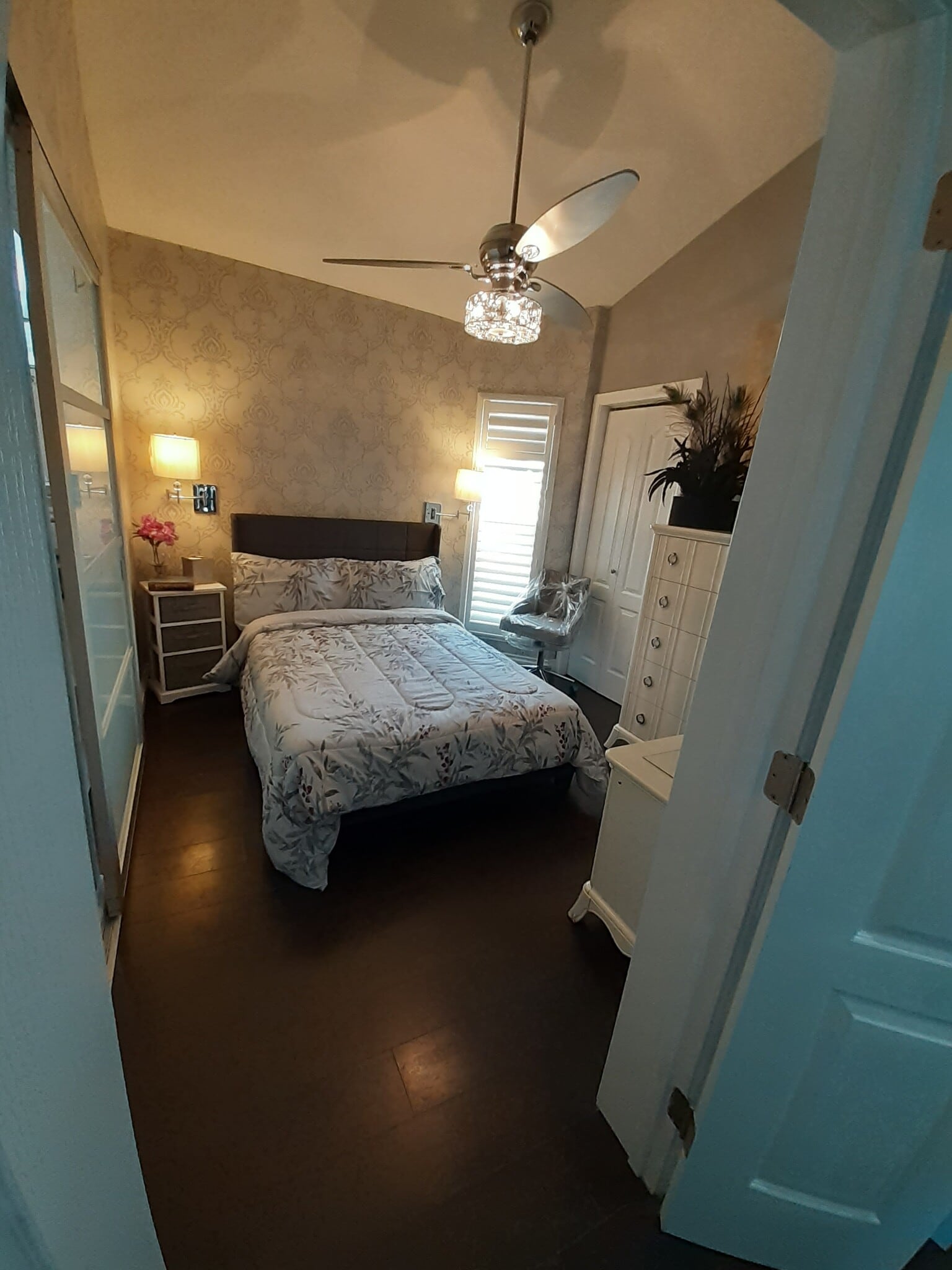 Queen Bed - 3437 Caspian Dr