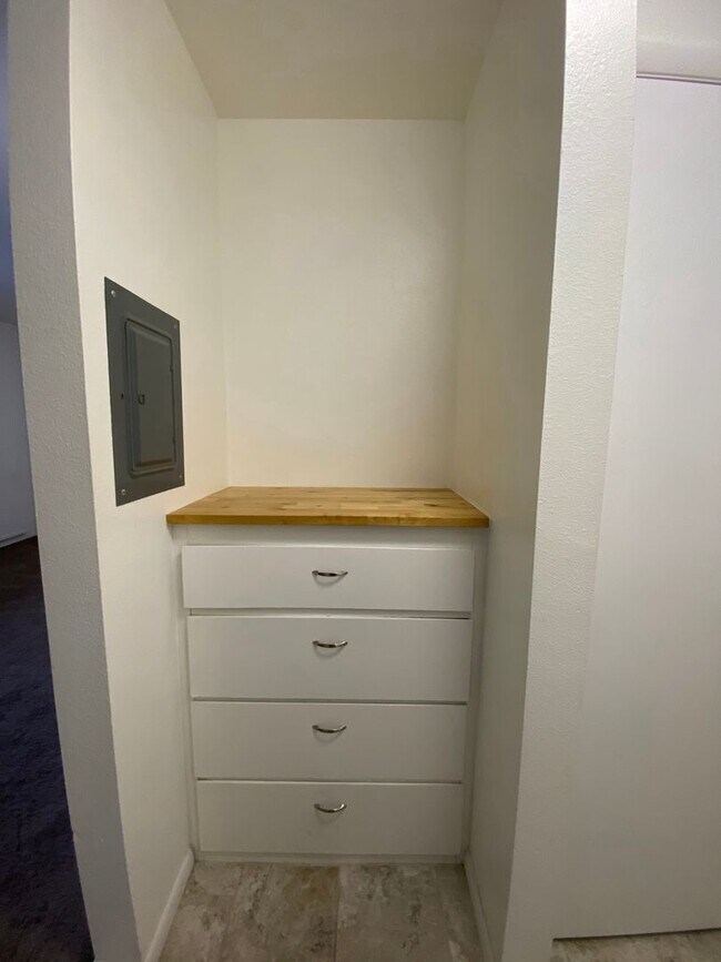 Building Photo - Studio Apartment With Granite Countertops