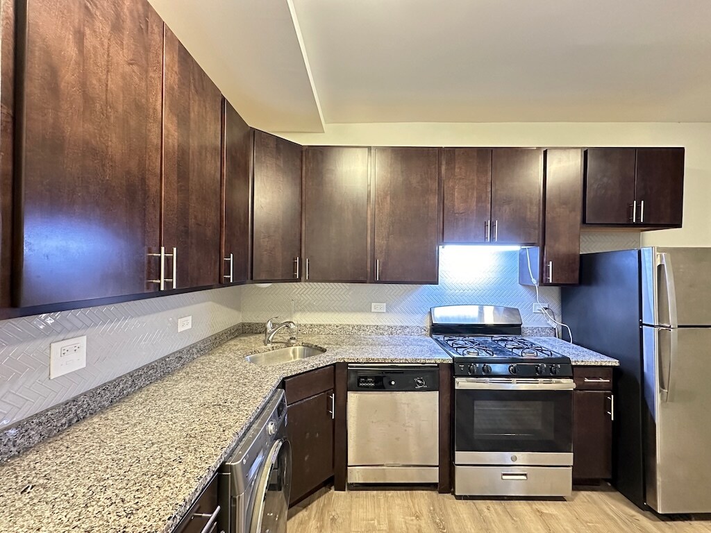 Building Photo - 712 W Brompton Ave