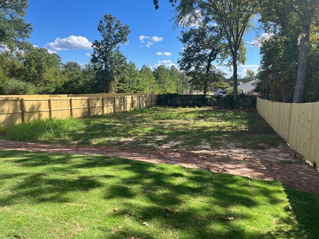 Building Photo - 616 Oak St