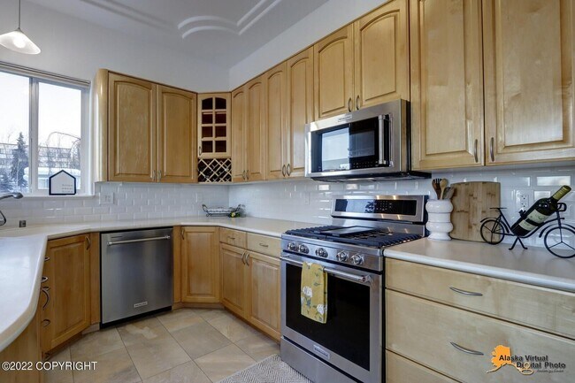 Building Photo - 1305 W 7th Ave