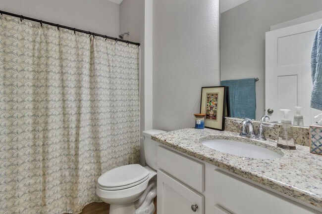 Building Photo - 4 BEDROOMS IN GULF BREEZE!!