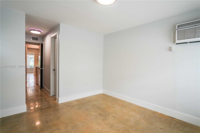 Building Photo - 475 S Shore Dr