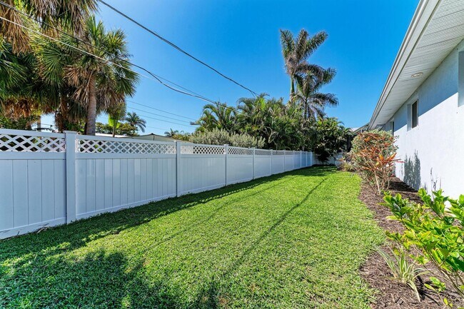 Building Photo - Furnished/Unfurnished ** Annual Rental ** Available 5/1/26 ** 4 Bed/2 Bath Single Family Home ** ...