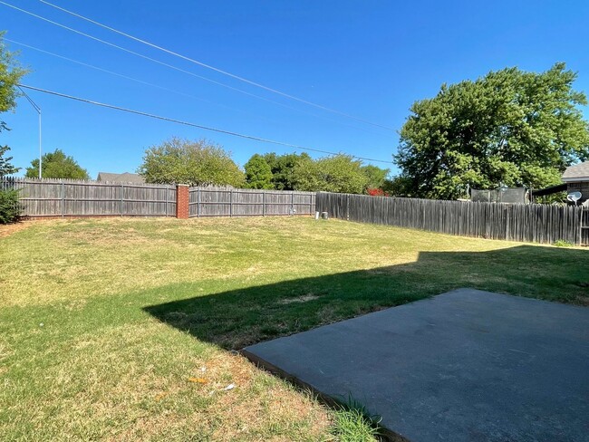 Building Photo - Large 3 Bed 3 Bath Home with an Office in ...