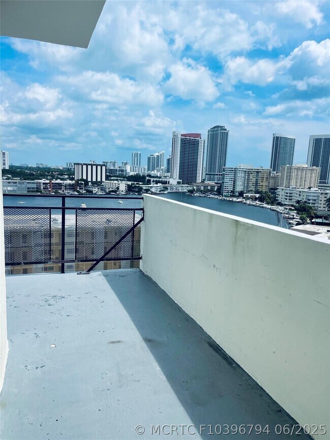Building Photo - 401 Golden Isles Dr