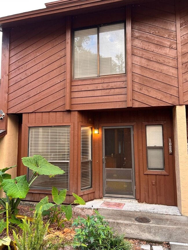 Primary Photo - Beautifully updated 2 bedroom 2 1/2 baths ...